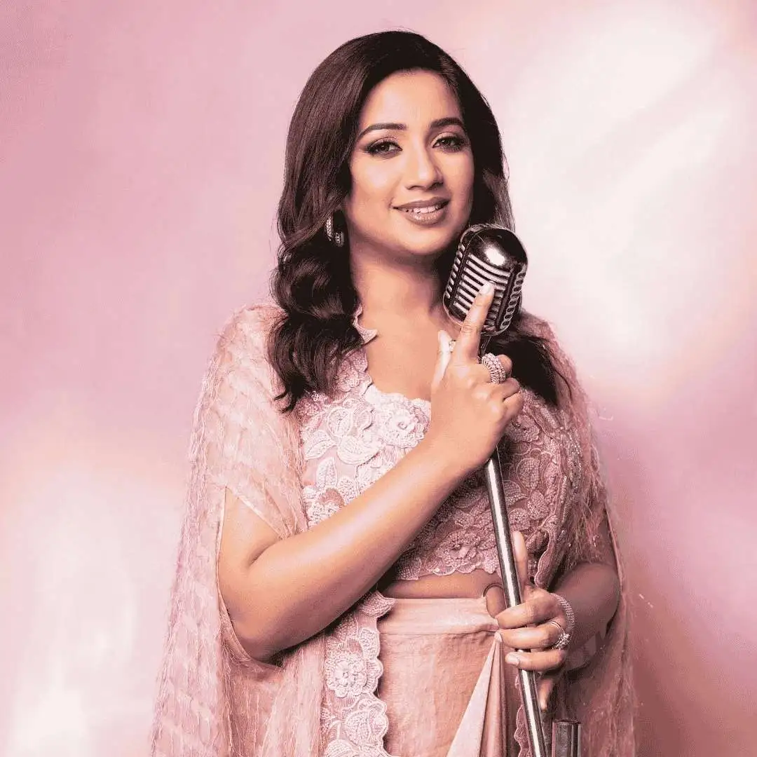 Shreya Ghoshal performing live on stage – legendary Indian playback singer and global music icon.
